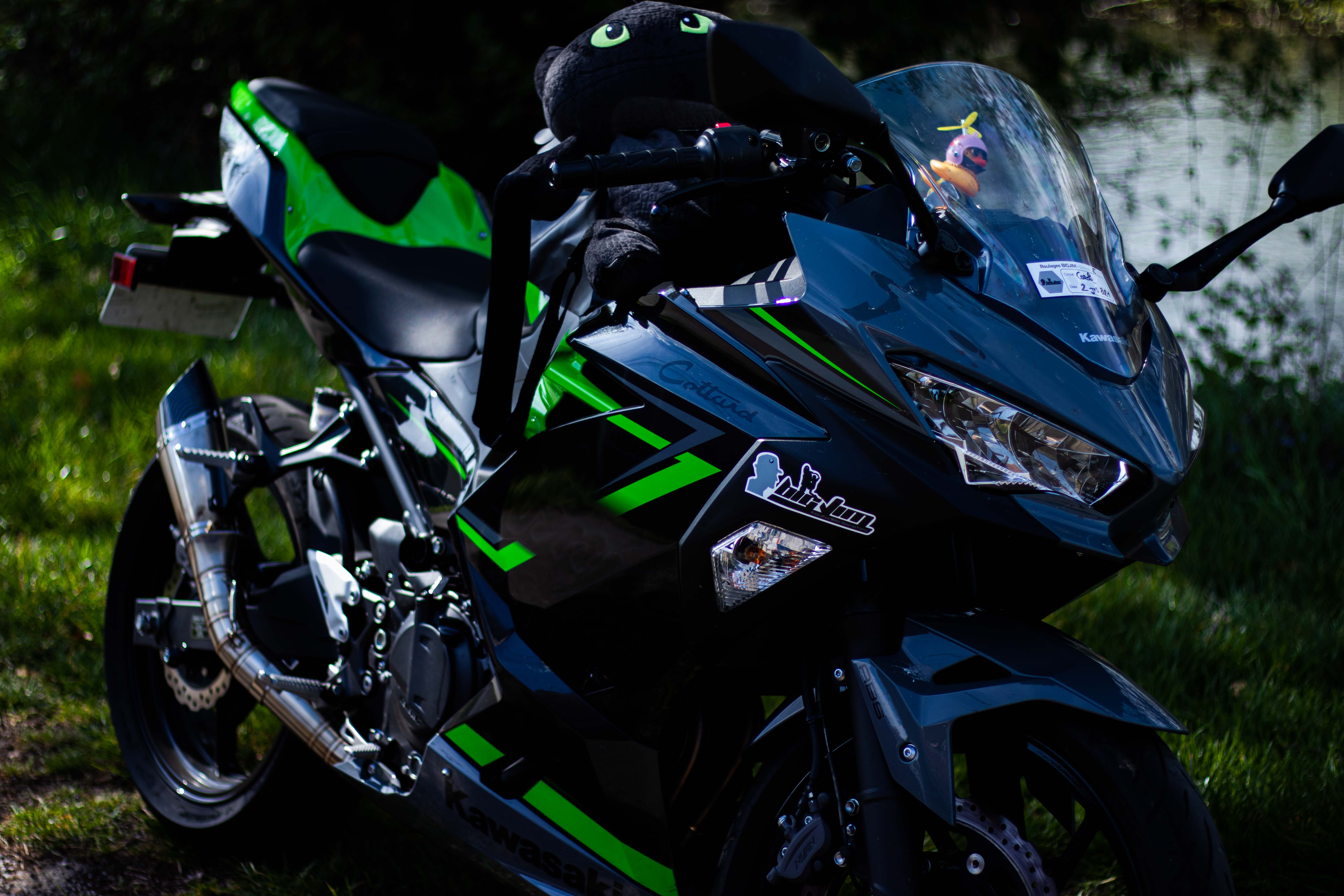 Photo d'une moto noir et verte en vu à trois quart face